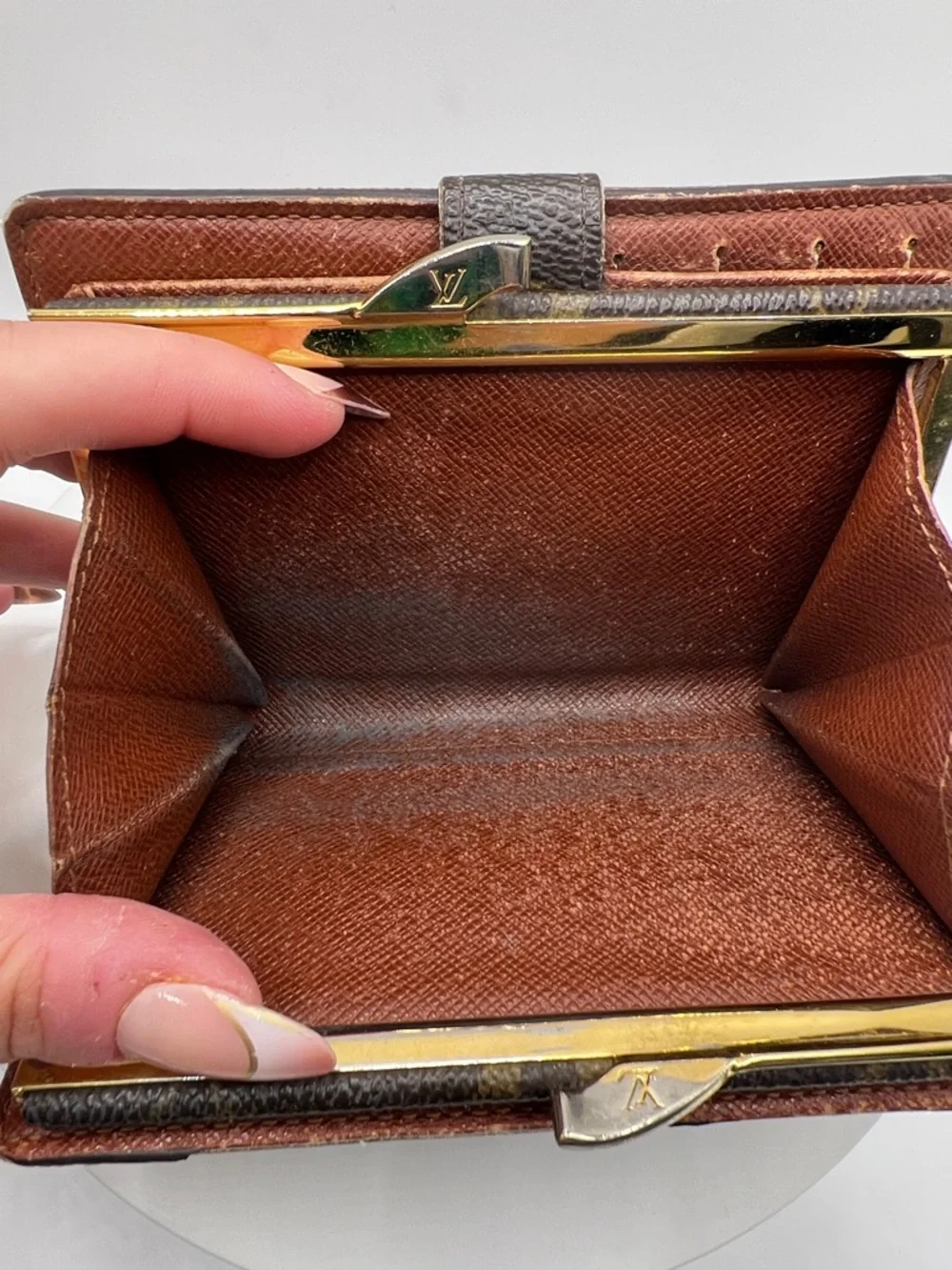 7046. Authentic Louis Vuitton Kiss-lock Monogram Canvas Snap Closure Wallet. - Picture 12 of 12
